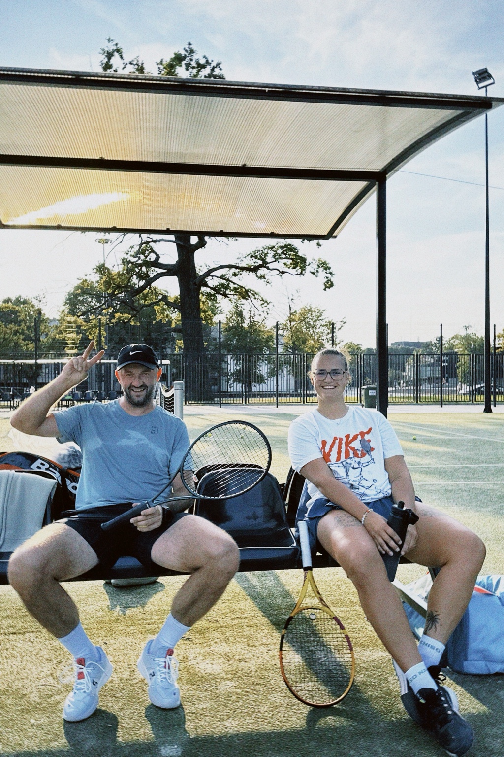 Du TENNISCAMP bendruomenės žaidėjai po teniso aikštelėje